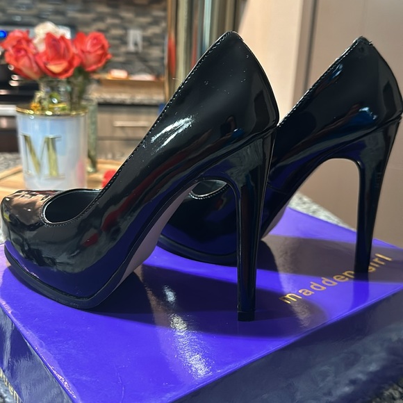 Never used, madden girl, size 5, true to size, scuffed on right heel - Picture 7 of 10